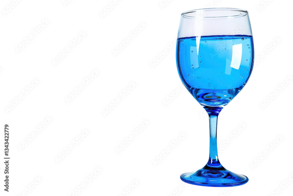 Obraz premium A sparkling blue drink in an elegant glass against a minimalist white backdrop
