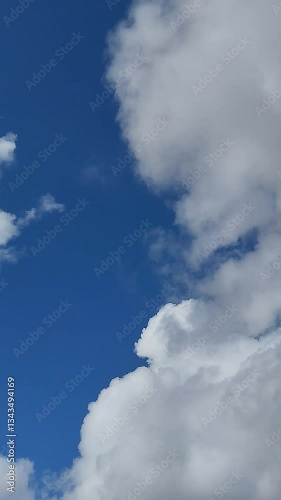 Entrées maritimes. Nuages venant de la mer, passant au-dessus de Colombiers dans l'l'Hérault en France