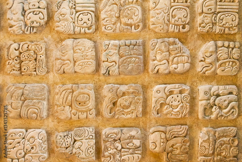 Detailreiche Wandreliefs und Glyphen der antiken Maya-Kultur, entdeckt in den Ruinen von Palenque, Mexiko.