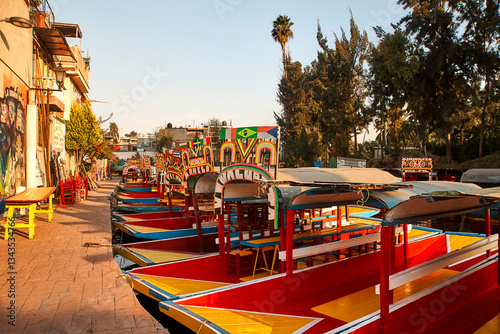 Mexiko – Bunte Trajinera-Reihe mit mexikanischen Motiven in Xochimilco