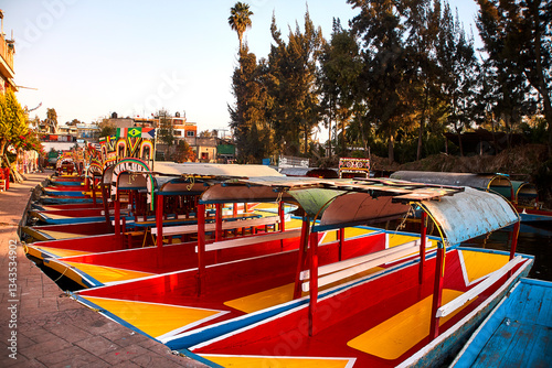 Mexiko – Bunte Trajinera-Boote am Kanal von Xochimilco