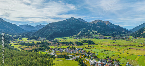 Obraz na płótnie Herbstliche Stimmung rund um Ehrwald in Tirol am Fuß der Zugspitze w salonie