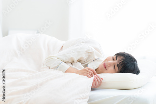 部屋で寝る若い女性