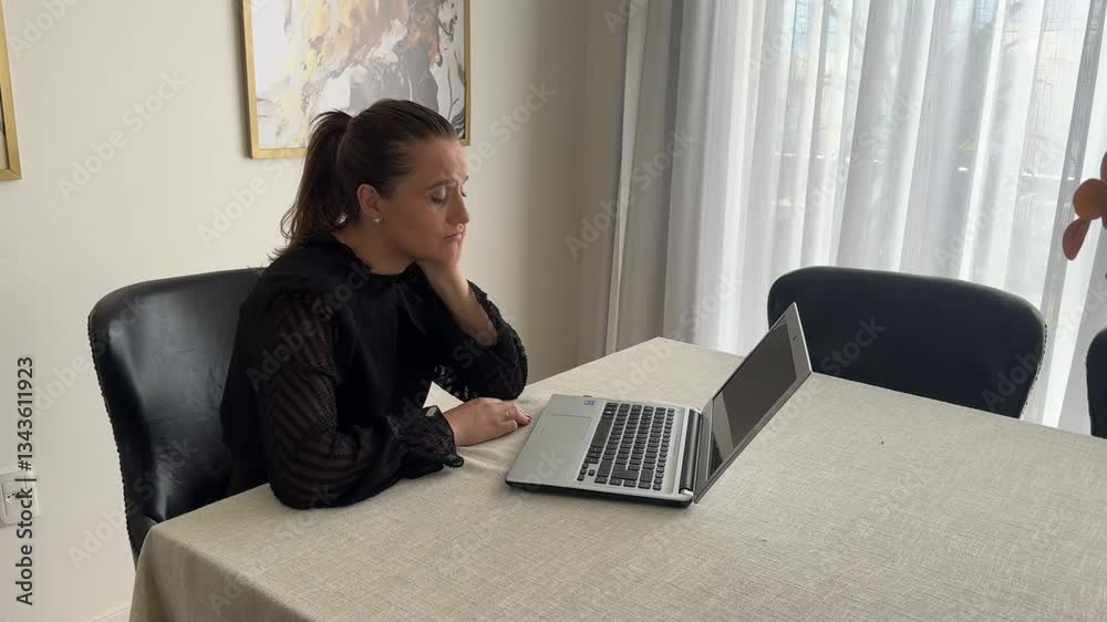 Mulher preocupada com os negócios usando computador portatil em casa 