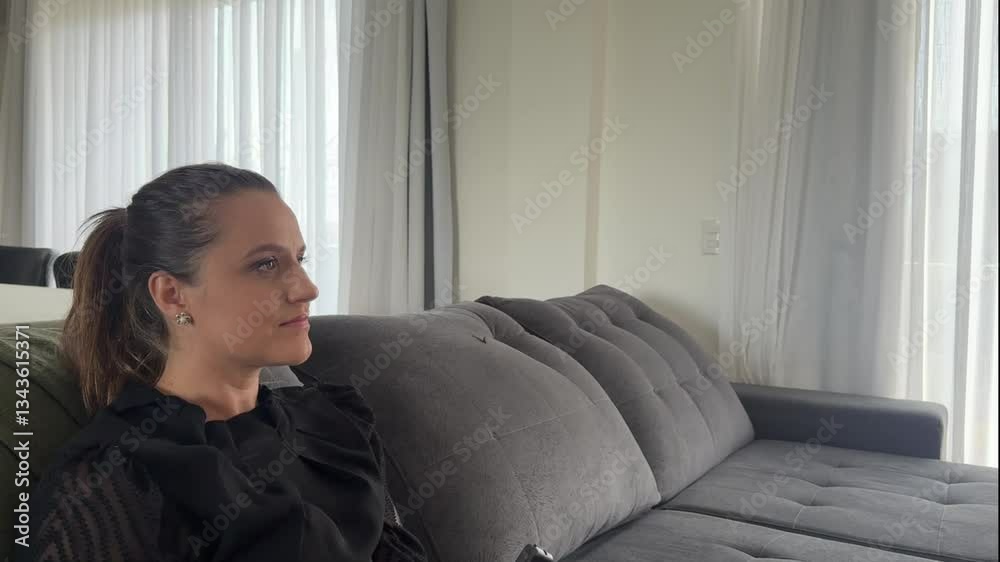 Mulher com controle da televisão