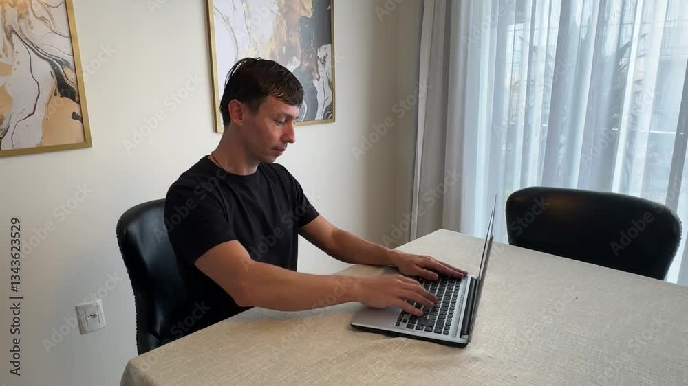 homem indo mal nos negócios trabalhando em laptop