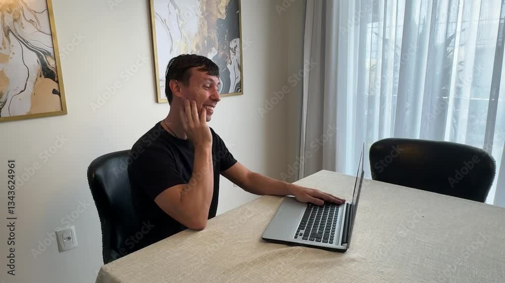 homem feliz nos negócios trabalhando com notbook em casa 