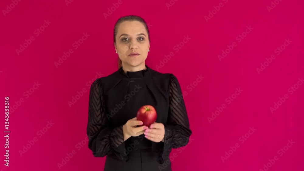 Mulher segura maça 