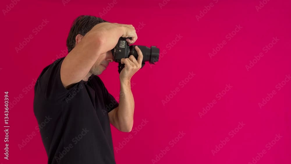 homem fotografo segura camera fotográfica 
