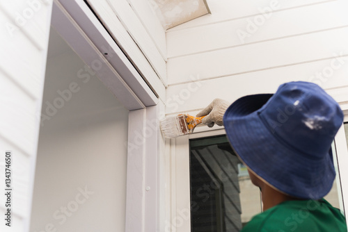 Quadro su tela Unidentified painter painting exterior wall for house improvement