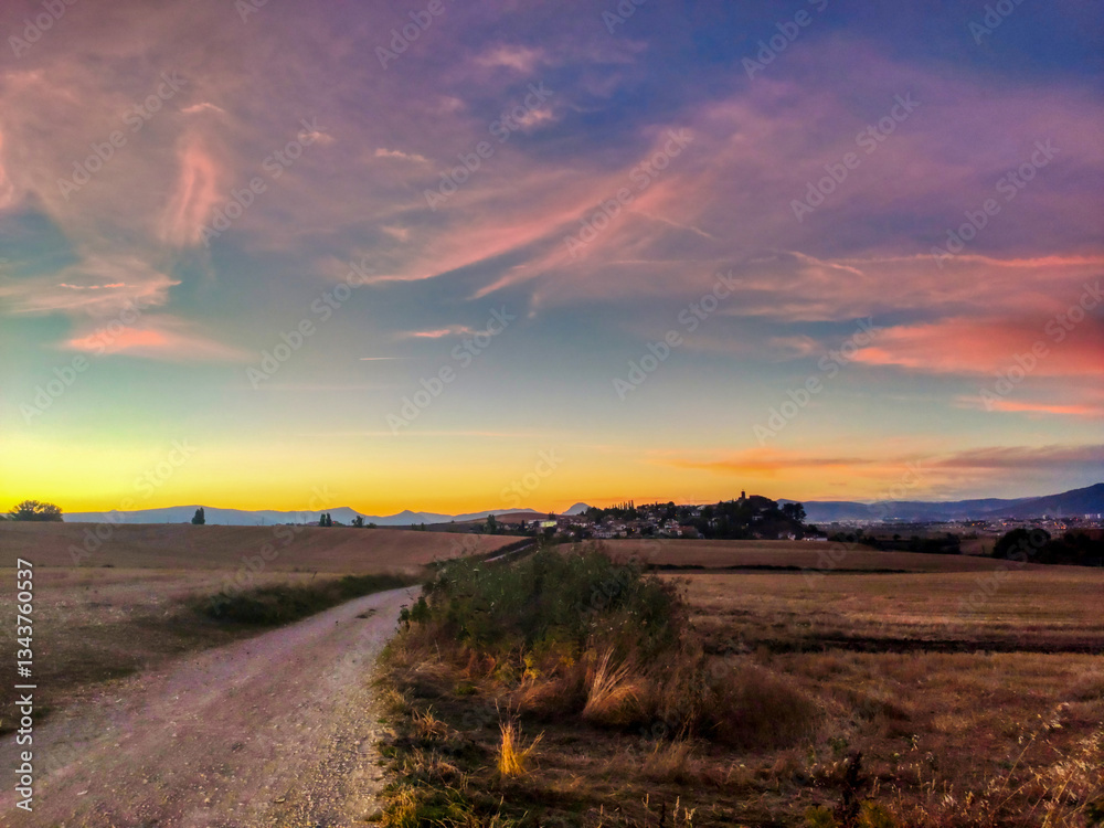 Fototapeta premium Puesta de sol sobre el pueblo de la montaña