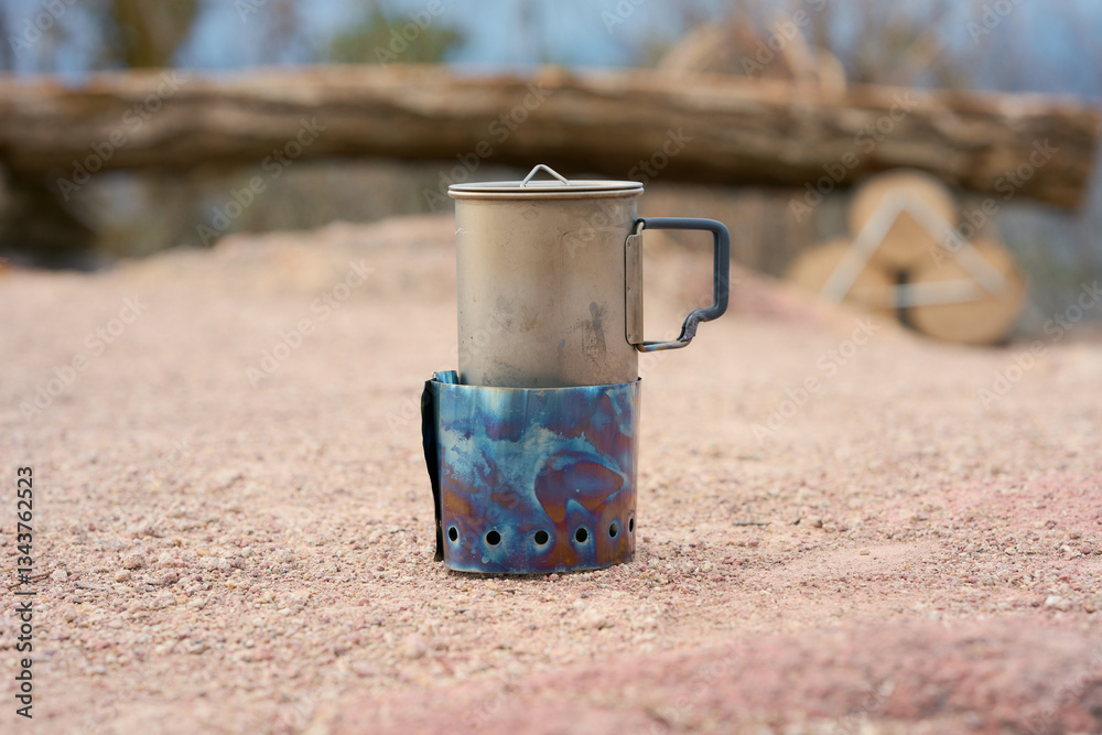 アルコールストーブで湯を沸かしているところ