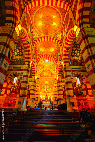 Obraz na płótnie ノートルダム・ドゥ・ラ・ガルド寺院 w salonie