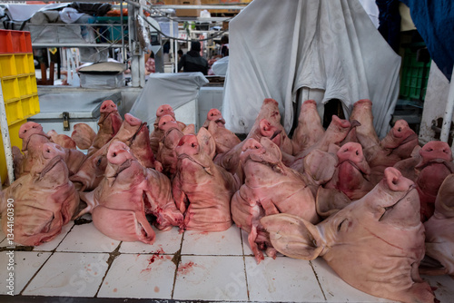 Schweineköpfe auf der Fleischtheke der Marktmetzgerei in Südamerika