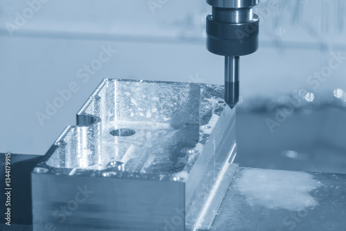 Foto The CNC milling machine chamfer cutting aluminum housing part by chamfer tool in the light blue scene