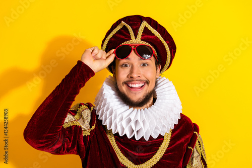 Foto Young man dressed as a nobleman in a historic costume with sunglasses against a