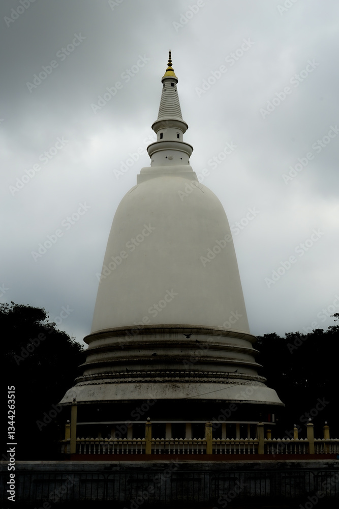白い仏塔(コロンボ・スリランカ)