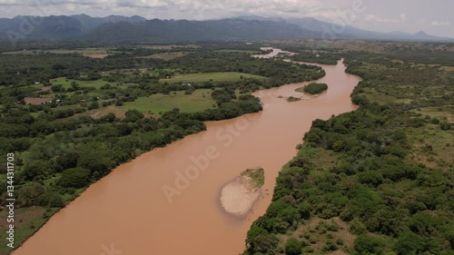 sobrevuelo en el rio magdalena en colombia
