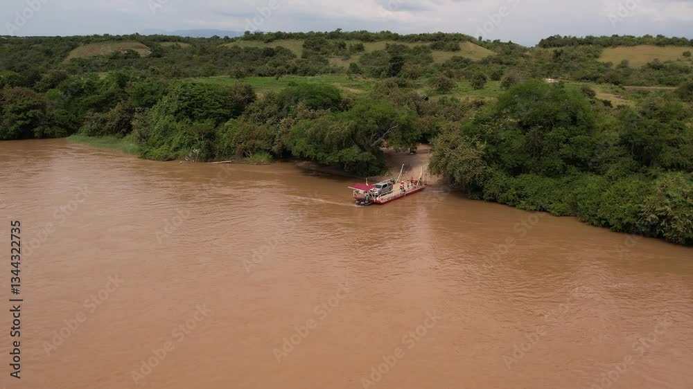 sobrevuelo en el rio magdalena en colombia con un ferry llevando un carro