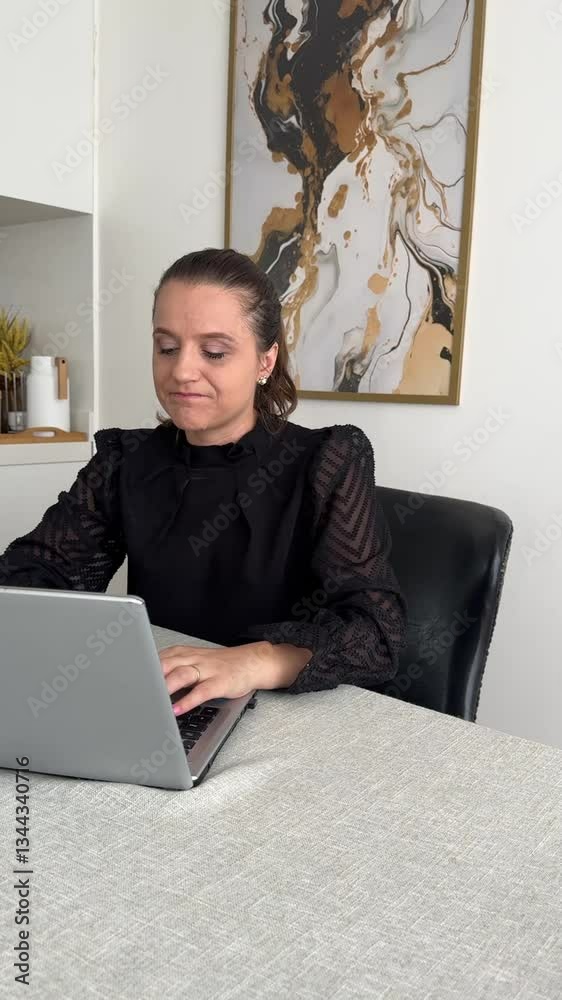 Mulher trabalha com computador portatil em casa 