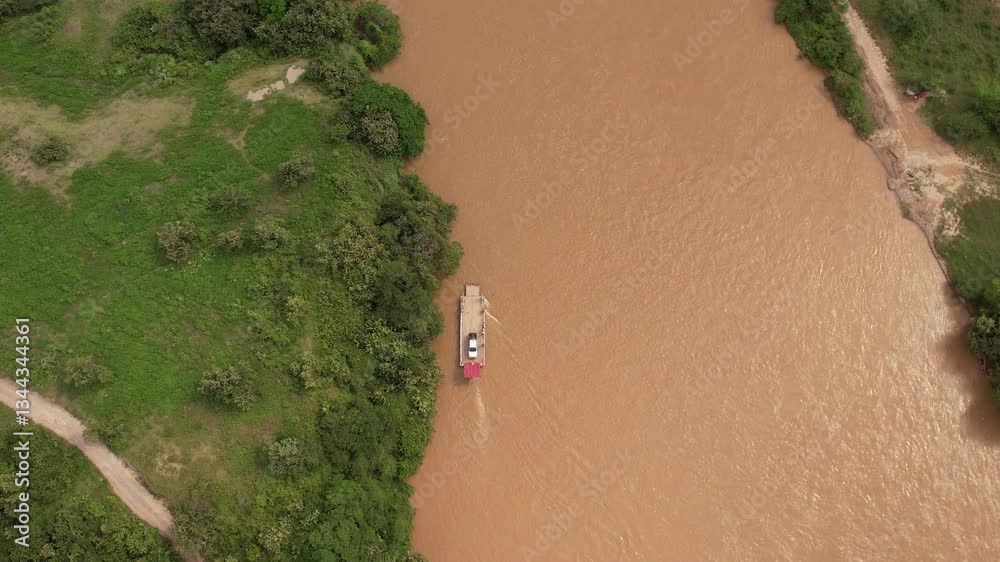 sobrevuelo en el rio magdalena en colombia con un ferry llevando un carro