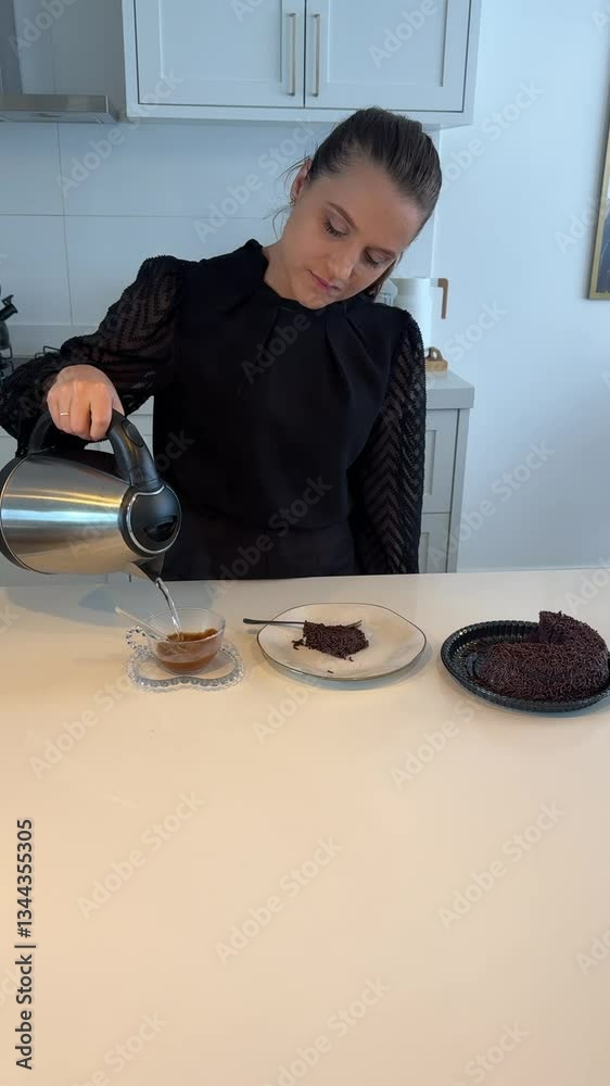 Mulher tomando café na cozinha 