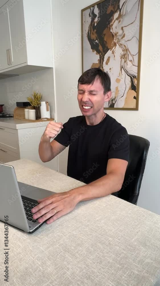 homem  feliz com computador portatil em casa 