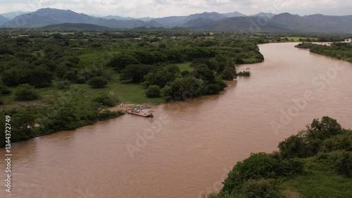 sobrevuelo en el rio magdalena en villa vieja colombia