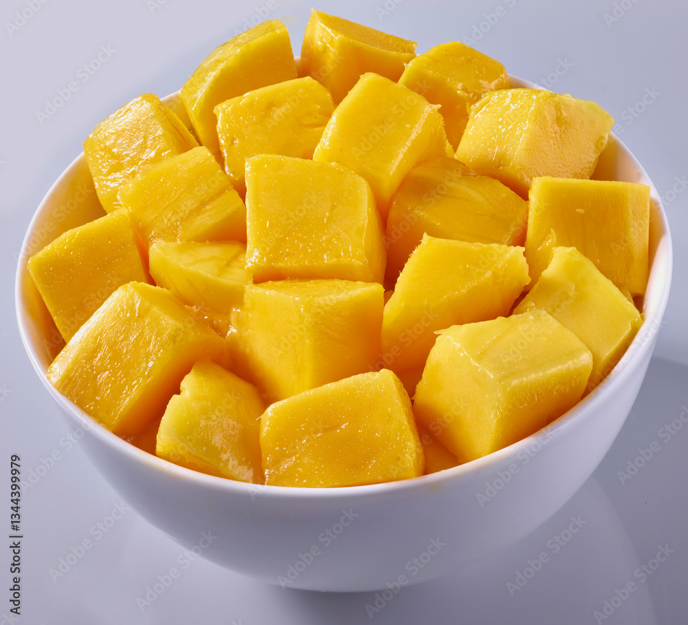 Mangostuecke in Schale, Obst, Mango, Stücke, geschnitten, isoliert, Mangostuecke in Schale, Obst, Mango, Stücke, geschnitten, isoliert,