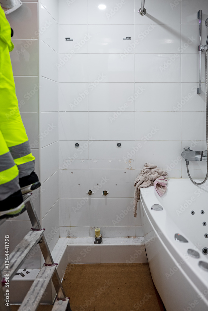 Foto Bathroom under renovation with ongoing work.