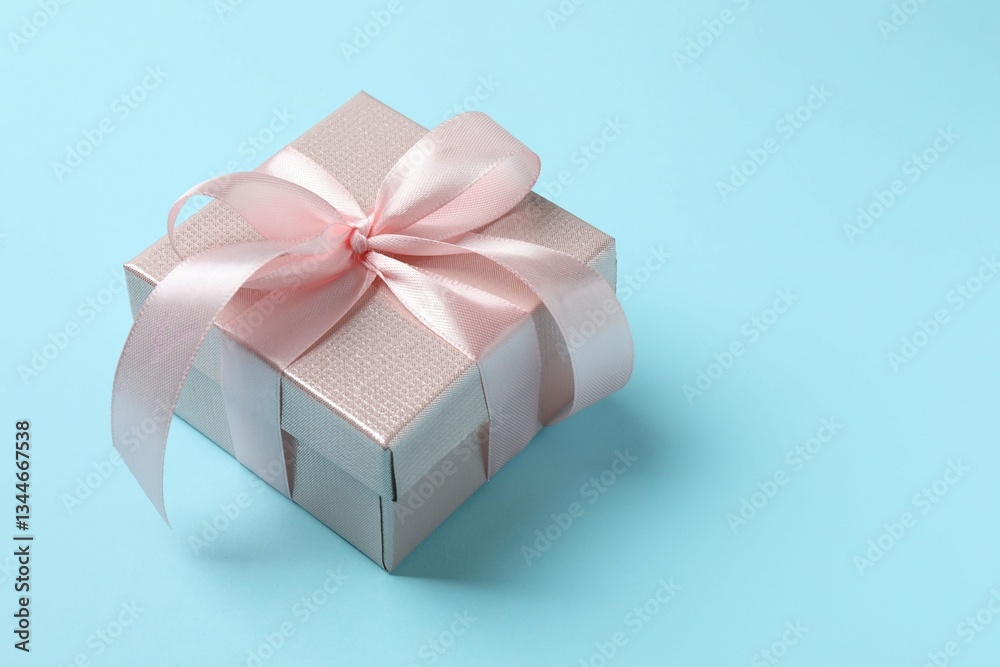 Obraz premium Beautiful gift box on color background