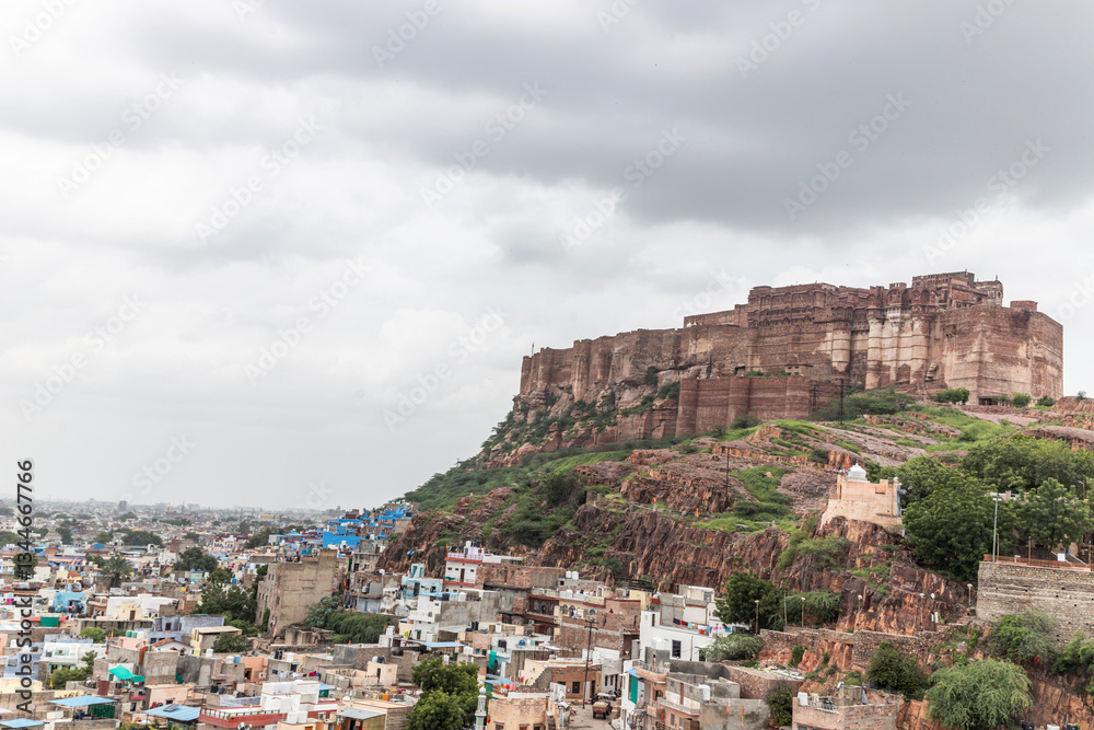Obraz premium Mehrangarh Fort overlooking the Jodhpur cityscape, a UNESCO World Heritage Site in Rajasthan, India.