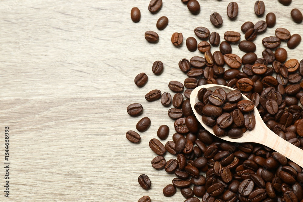 Obraz premium Wooden spoon with coffee beans on wooden background