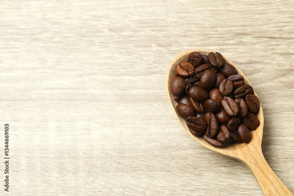 Obraz premium Wooden spoon with coffee beans on wooden background