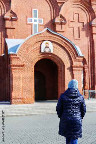 Quadro em tela a woman goes to an Orthodox church
