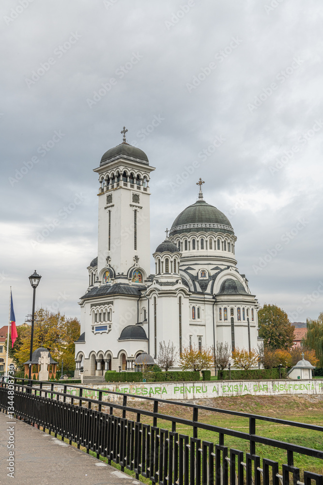 Obraz premium 30 october 2024, Sighișoara, Romania. Biserica Ortodoxă Sfânta Treime, The Holy Trinity Church, orthodox church next to the Târnava river. Medieval town in Transylvania. Must-see touristic place.