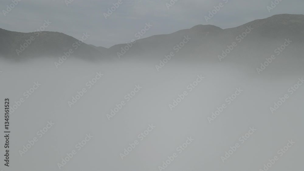 Viaje a través de las nubes: Paisaje etéreo en movimiento