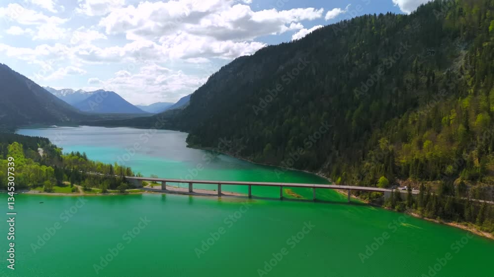 Sylvensteinsee Luftaufnahme im Sommer bei sonnigem Wetter. Sylvensteinspeicher Lenggries Bayern, Deutschland Luftbildansicht. Sylvensteinstausee Bavaria, Germany aerial view. Reservoir on River Isar. 