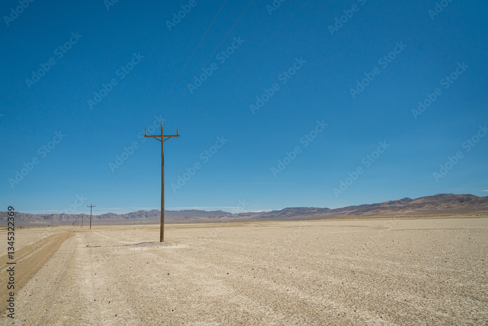 Obraz premium Telephone Pole in Empty Desert