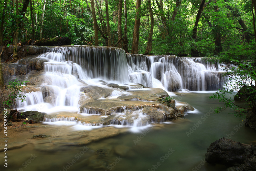 Obraz premium Beautiful nature of Huai Mae Khamin Waterfall or Huay Mae Khamin Waterfall in Sri Nakarin Dam National Park, Kanchanaburi province, Thailand