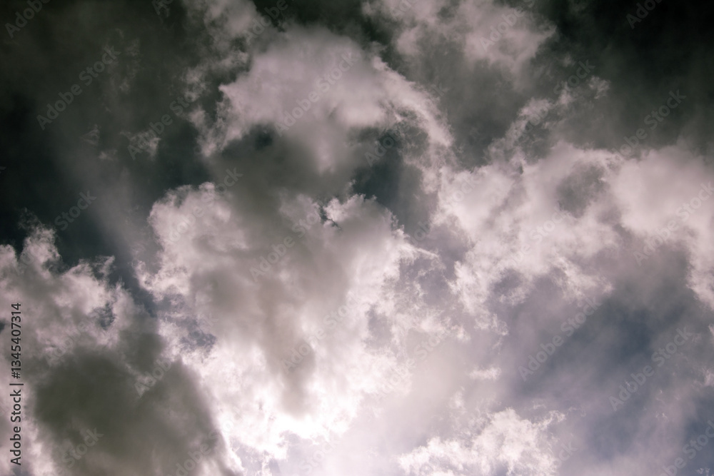 Fototapeta premium sun piercing dark winter sky