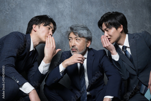 Canvastavla 異動や左遷など社内の噂を内緒で話す上司と部下の社内政治イメージ　サラリーマン「それって本当なの？」