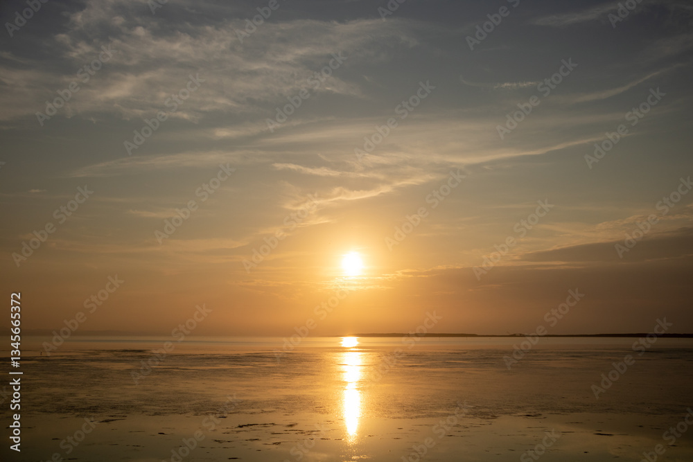 Naklejka premium 美しい湖の静かな夕焼 