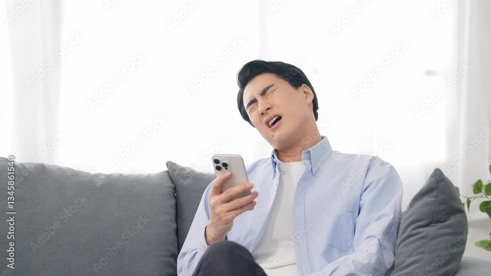 スマホ、文句、不満、イライラ、怒る、怒り、SNS、炎上、レスバ、誹謗中傷、男性、日本人、若い、キレる、ストレス、失敗、困る、トラブル、問題、苛立ち、スマートフォン、アプリ、遅延、故障、がっかり、詐欺、ニュース、ソーシャルメディア、メール、残念、リビングルーム、カジュアル、期待はずれ、コピースペース、落ち込む、落選、売り切れ、通販、ネットショッピング、悩む、表情、感情、苦情、クレーム、クレーマー、イ