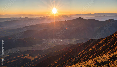 Le lever du soleil sur une montagne