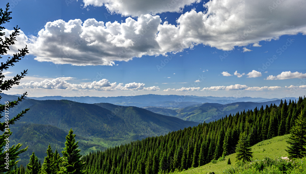 Le paysage verdoyant des montagnes sous un ciel nuageux