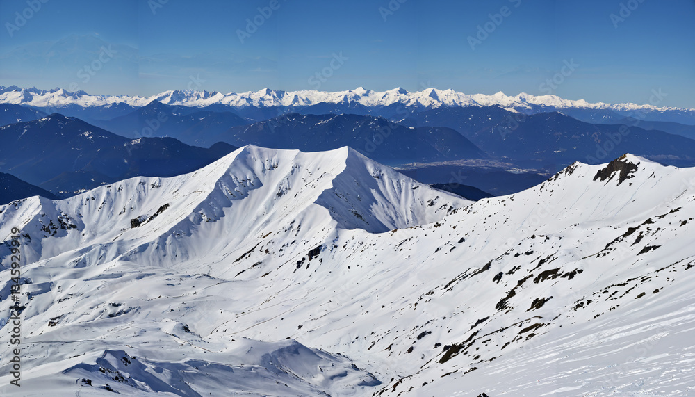 Le paysage montagneux enneigé
