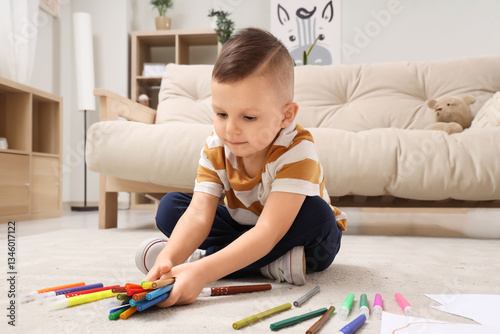 Cute little boy with felt-t...