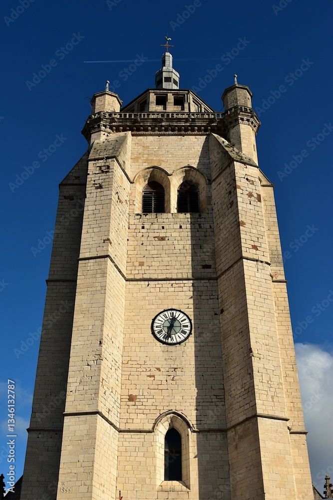 Φωτογραφία Le clocher fortifié de la Collégiale Notre-Dame de la ville de Dole dans le Jura