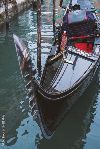 Obraz na płótnie wooden gondola in Venice w salonie